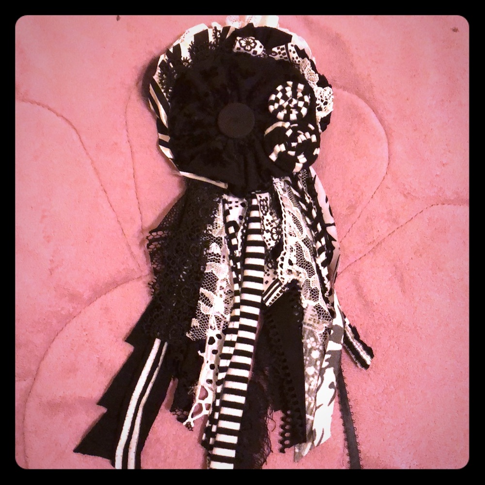 Flower pin